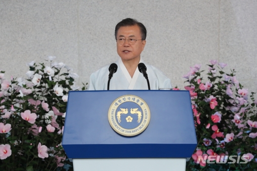 문재인 대통령이 15일 오전 천안 독립기념관 겨레의 집에서 열린 제74주년 광복절 경축식에서 경축사를 하고 있다. / 사진=박진희 기자