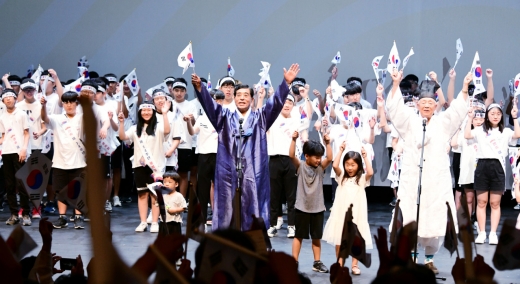 안산시, 제74주년 광복절 경축식에서 "대학민국만세"를 외치고 있다. / 사진제공=안산시