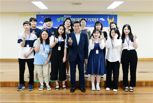 13일 진행된 안산시 생생드리머 대학생기자단 위촉식에서 윤화섭 안산시장(앞줄 가운데)이 신규 위촉된 학생기자단과 기념촬영을 하고 있다. / 사진제공=안산시