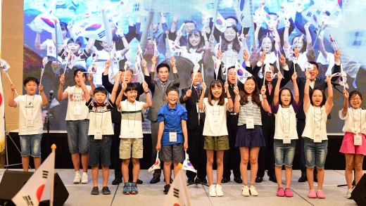 74주년 광복절 경축식 만세삼창 모습. / 사진제공=화성시