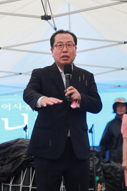 남양주시(시장 조광한)는 15일 장대비가 내리는 궂은 날씨에도 74주년 광복절을 맞아 세계문화유산인 홍유릉 전면부를 가리고 있던 건물(구 목화예식장)을 완전철거하고 그 현장에서 기념행사를 가졌다. / 사진제공=남양주시