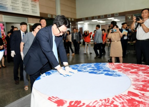 최종환 파주시장 대형 손도장 태극기 제작 동참. / 사진제공=파주시