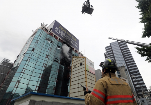 15일 오전 서울 중구 남대문로 남대문 오피스텔에서 화재가 발생해 소방대원들이 화재 진압을 하고 있다. 소방당국은 대응 1단계를 발령하고 진화작업을 벌이고 있으며 아직 인명 피해는 없는 것으로 전해졌다. /사진=이재명 기자