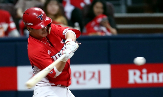 26일 오후 서울 구로구 고척스카이돔에서 열린 프로야구 '2019 신한은행 MY CAR KBO 리그' KIA 타이거즈와 키움 히어로즈의 경기에서 4회초 1사 주자 1루 상황, KIA 김선빈이 2점 홈런을 날린 뒤 베이스를 돌고 있다. /사진=박정호 기자