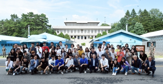 이재정 경기도교육감이 지난 14일 경기학생 평화통일 한마당에 참여한 학생들과 JSA에서 자리를 함께하고 있다. / 사진제공=경기도교육청