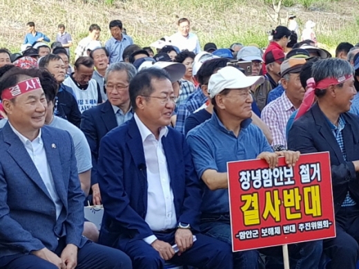 14일 오후 낙동강 창녕함안보에서 열린 "보 해체 반대 궐기대회"에 홍준표 전 자유한국당 대표와 이재오 전 장관이 참석했다./사진=임승제 기자.