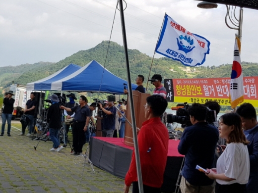14일 열린 '창녕·함안보, 합천·창녕보 해체 저지 국민궐기대회'에 홍준표 전 대표, 이재오 한국당 상임고문, 조해진 전 국회의원 등 홍 전 대표의 지지자 등 700여명의 함안·창녕·합천군민들이 운집했다./사진=임승제 기자. 
