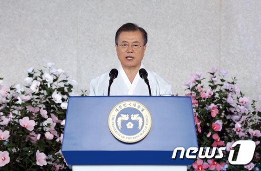 문재인 대통령이 15일 오전 충남 천안시 독립기념관에서 열린 '제74주년 광복절 정부 경축식'에서 경축사를 하고 있다. (청와대 제공) 2019.8.15/뉴스1
