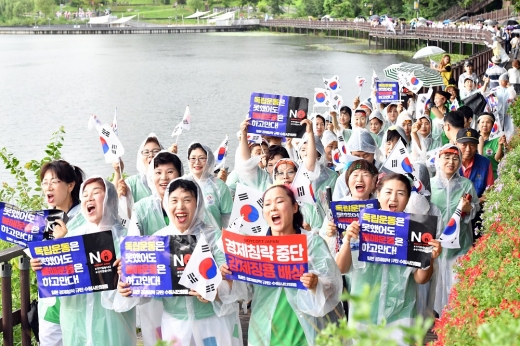 ‘일본경제침략 규탄 수원시민행동’ 회원들과 일반 시민, 청소년이 행진하고 있다. / 사진제공=수원시