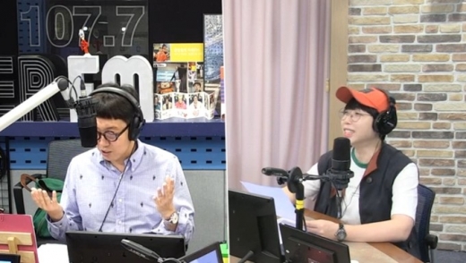 16일 방송된 SBS 파워FM '김영철의 파워FM'에서 DJ 김영철(왼쪽)이 고정 게스트 권진영과 대화하고 있다. /사진=SBS 보이는 라디오 방송화면 캡처