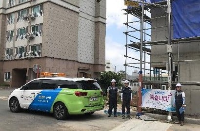 안전보건공단에서 소규모 건설현장 안전점검 및 재해예방 현수막을 설치했다.(좌측부터 김도원 부산지역본부장, 이처문 교육문화이사, 박정재 지역3부장)/사진제공=안전보건공단 