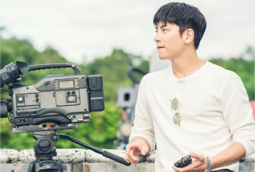 tvN 새 토일드라마 '날 녹여주오'를 촬영 중인 배우 지창욱. /사진=tvN 제공