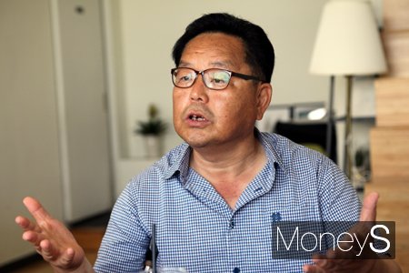 16일 정일윤 흑산공항건설대책위원장은 <머니S>와 인터뷰에서 "공항문제를 해결하기 위해서는 환경부 공원심의위원들을 분야별 전문가로 전원 교체하고 갈등조정협의체 운영 등 이 두 가지 문제가 선행 돼야한다"고 강조하고 있다. /사진=홍기철기자