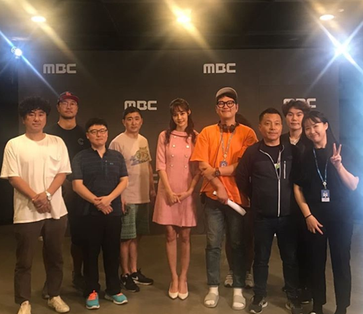 방송인 안현모(가운데 분홍색 옷)와 MBC '기억록' 제작진. /사진=안현모 인스타그램 캡처