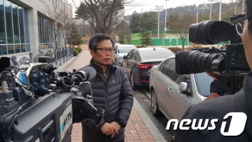 배우 이상희씨가 지난 2016년 2월18일 청주지방법원에서 아들 사망사건 가해자 A씨에 대한 무죄가 선고된 뒤 심경을 밝히고 있다. /사진=뉴스1