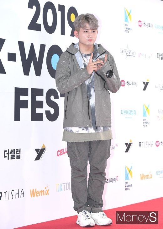 [머니S포토] 우디, 한 계절 앞선 패션('2019 케이월드 페스타')