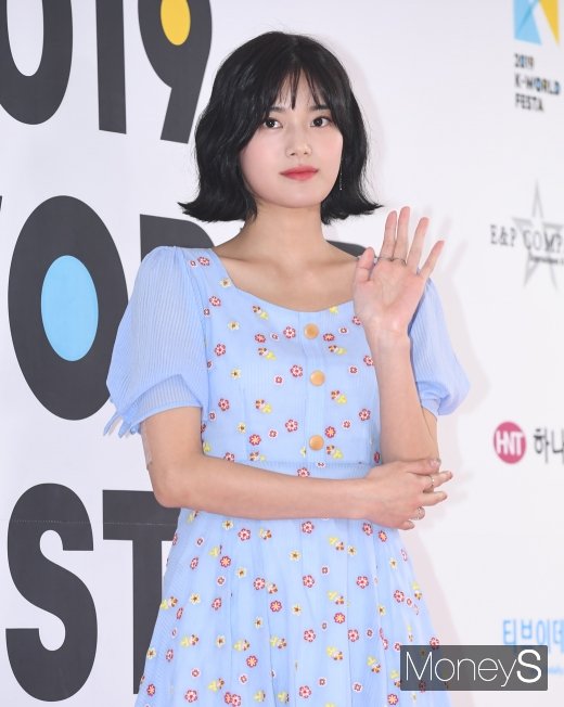 [머니S포토] 민서, 러블리한 손인사