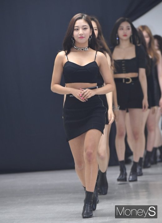 [머니S포토] CLC 장승연, 과감하게 드러낸 복근
