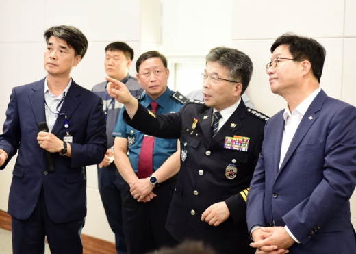 민갑룡 경찰청장(오른쪽 두 번째)이 CCTV 상황실에서 질문을 하고 있다. 오른쪽은 염태영 시장.  사진제공=수원시