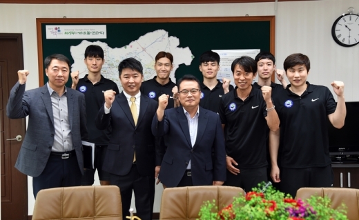 의정부시 홍귀선(가운데) 부시장 의정부시청 빙상팀 캐나다 전지훈련 출국 선수단 격려 모습. / 사진제공=의정부시