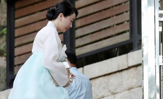 정대선 현대 비에스앤씨 사장의 부인 노현정 전 아나운서가 16일 오후 고(故) 정주영 현대그룹 명예회장의 부인 고 변중석 여사의 12주기 추모 제사에 참석하기 위해 서울 종로구 청운동 정 명예회장의 옛 자택으로 들어서고 있다. / 사진=김휘선 기자 hwijpg@