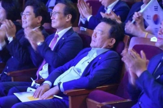 지난 15일 인천 남동구 문화예술회관에서 열린 광복절 기념 행사에서 포착된 민경욱 자유한국당 의원의 모습. 의자에 기대 눈을 감고 있어 잠을 자는 것처럼 보인다는 의혹을 사고 있다./사진=온라인 커뮤니티 ‘인스티즈’ 캡처