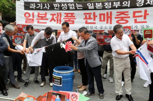 한국중소상인자영업자총연합회가 15일 오전 서울 종로구 옛 주한일본대사관 앞에서 일본산제품 판매중단 확대선언 기자회견을 열고 구호를 외치고 있다.  연합회는 전국마트협회 기준 3,000여곳에서 자발적으로 일본산 제품 판매 중단에 참여하고 있고, 담배 맥주뿐만 아니라 과자, 음료, 간장, 소스류 등 100여 가지 일본 제품 전반의 철수를 진행하고 있다고 밝혔다.  기자회견 직후 연합회는 일본산 티셔츠와 맥주를 ‘NO SELLING NO BUYING’이라고 적힌 쓰레기통에 버리는 퍼포먼스를 진행했다.    / 사진=임성균 기자 tjdrbs23@