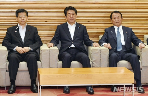 이시이 게이이치 일본 국토교통상, 아베 신조 총리, 아소 다로 재무상(왼쪽부터)이 지난 2일 도쿄에서 열린 각료회의에 참석했다. /사진=AP.뉴시스