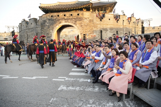 정조대왕 능행차특별관람석 사진(예시). / 사진제공=수원문화재단
