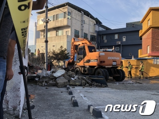 19일 오전 4시쯤 전북 전주시 서농송동 한 여인숙이 전소해 붕괴됐다. 경찰과 소방당국이 현장에서 굴착기를 동원해 추가 인명수색을 하고 있다. /사진=뉴스1