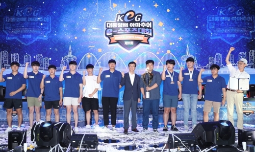 김현환 문화체육관광부 콘텐츠정책국장과 경상남도 선수단이 종합 우승 후 기념사진을 찍고 있다. /사진=한국e스포츠협회