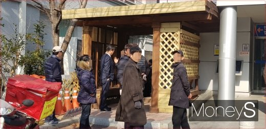 지난 1월 11일 첫 재판이 열린 창원지법 마산지원에 출석한 이선두 의령군수가 재판 후 지지자들과 얘기를 나누고 있다. /사진=임승제 기자.