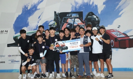 EV부문 최우수상을 차지한 서울과학기술대학교 MIP팀에게 트위지를 수여하는 권상순 연구소장. /사진=르노삼성자동차