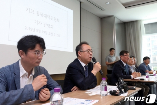 이대순 키코 공동대책위원장이 19일 서울 영등포구 여의도 전경련회관에서 열린 '키코 공동대책위원회 제11차 기자 간담회'에서 입장 발표를 하고 있다. 이날 대책위는 기자회견을 통해 은성수 금융위원장 후보자 청문회의 키코 관련 질의서 내용을 공유하고 일부 은행의 파생결합증권(DLS) 불완전판매 등을 설명했다. /사진=뉴시스