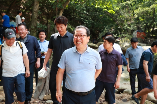 청학천 정책현장투어를 하고 있는 조광한 남양주시장. /사진=남양주시