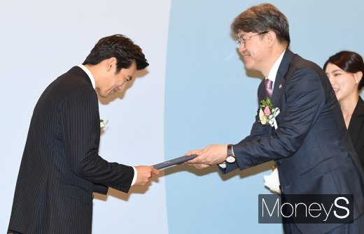 [머니S포토] 홍보대사 위촉장 받는 고수