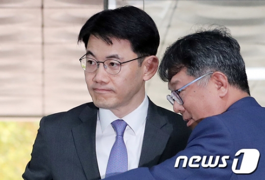 성창호 서울동부지방법원 부장판사(왼쪽)가 19일 오전 서울 서초구 서울중앙지법에서 열린 공무상비밀누설 등 1회 공판에 출석하고 있다. /사진=뉴스1