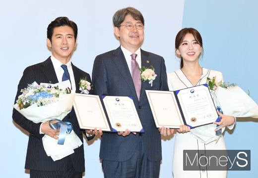 [머니S포토] 고수·김민형 '2019 가구주택기초조사 홍보대사 됐어요'