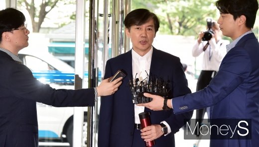 [머니S포토] 조국, 사모펀드·부동산 의혹에 