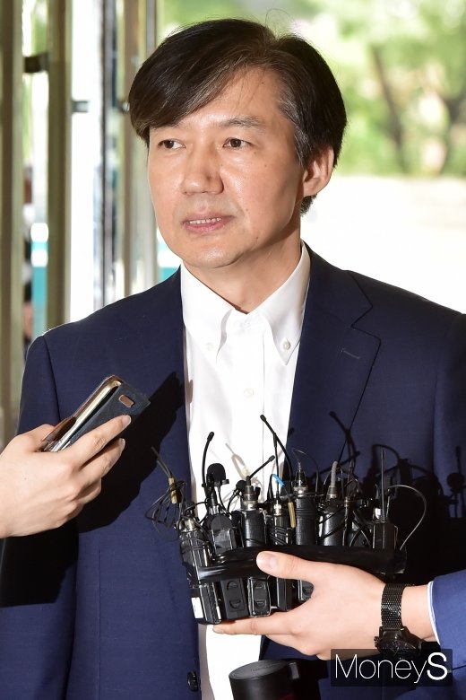 [머니S포토] 의혹 관련 질의 답하는 조국