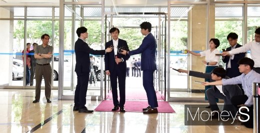 [머니S포토] 조국 법무장관 후보자, 출근길에 쏠린 이목