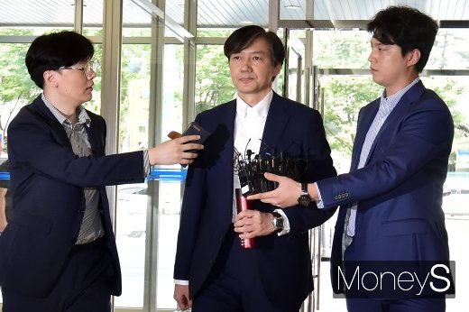 [머니S포토] 담담한 표정의 조국 법무장관 후보자