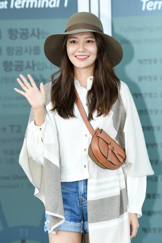 [★공항패션] 최수영, 감각적인 가을 감성 얼씨룩