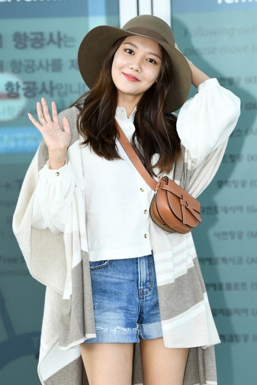 [★공항패션] 최수영, 감각적인 가을 감성 얼씨룩