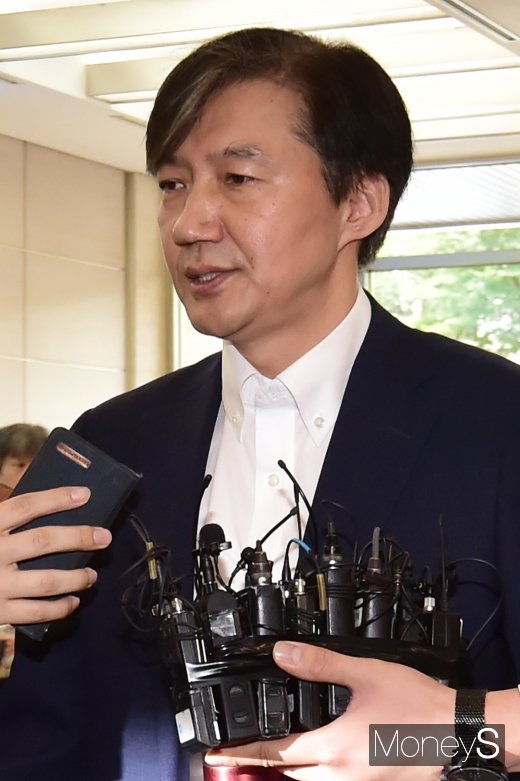 [머니S포토] 각종 의혹 논란속 출근하는 조국 후보자
