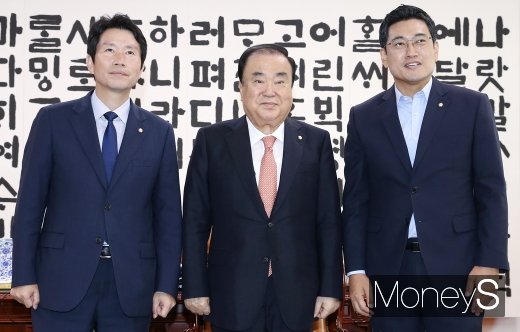 ▲ 왼쪽부터 이인영 더불어민주당 원내대표, 문 의장, 오신환 바른미래당 원내대표.