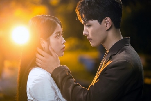 아이유 엔딩곡./사진=카카오M 제공