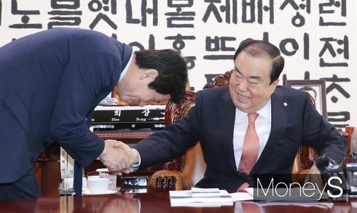 [머니S포토] 의장-3당 교섭단체 회동, '폴더 인사' 이인영
