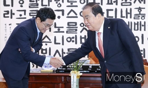 [머니S포토] 인사 나누는 문희상 의장과 오신환 원내대표
