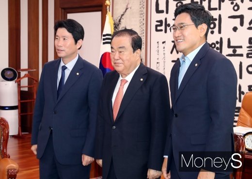 ▲ 이인영 더불어민주당 원내대표(왼쪽부터), 문 의장, 오신환 바른미래당 원내대표.